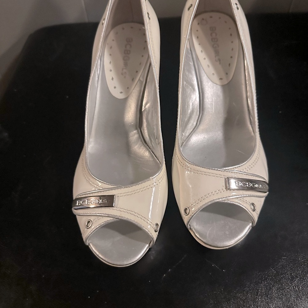 BCBGMAXAZRIA Women's Cream Peep Toe Heels